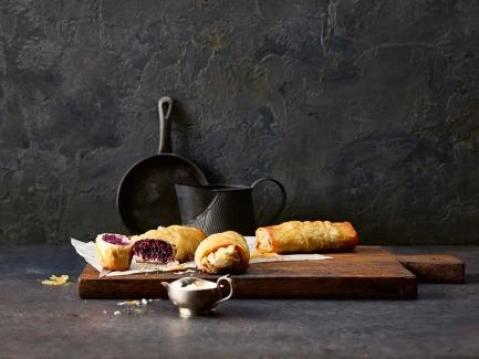Kleine Rotkabisstrudel mit Meerrettichsauce